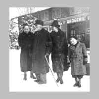 022-0425 Malermeister Wilhelm Berg im Winter 1941-42 mit Tochter Grete und Maria, sowie Enkel Horst Schillock vor dem Anwesen Boenig in Goldbach.jpg